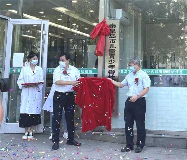 市教育局副局长孟凡功、校长刘忠共同揭牌.jpg