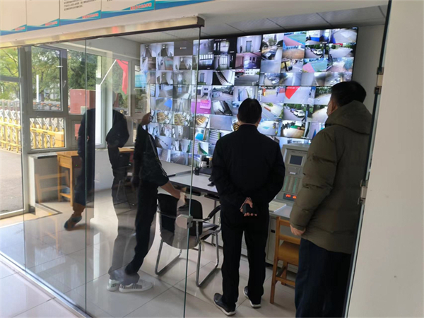 3 赵东俭副校长带队查看安保监控设备.jpg