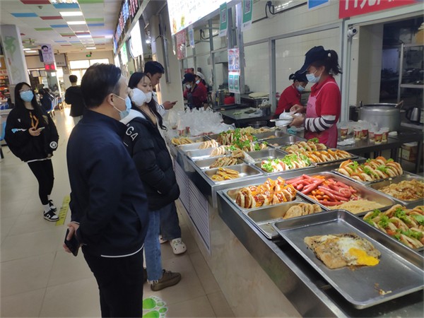 4 赵东俭副校长查看一楼食堂早饭供餐情况.jpg