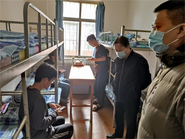 5 赵东俭副校长、学生安保工作科科长黄东柏深入学生宿舍走访慰问.jpg