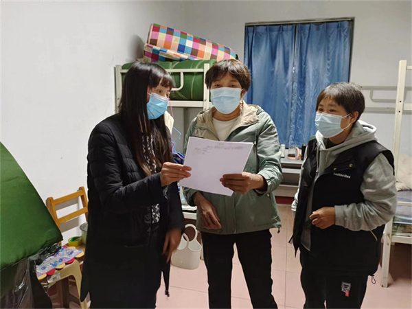 9 班主任深夜在宿舍交流工作.jpg