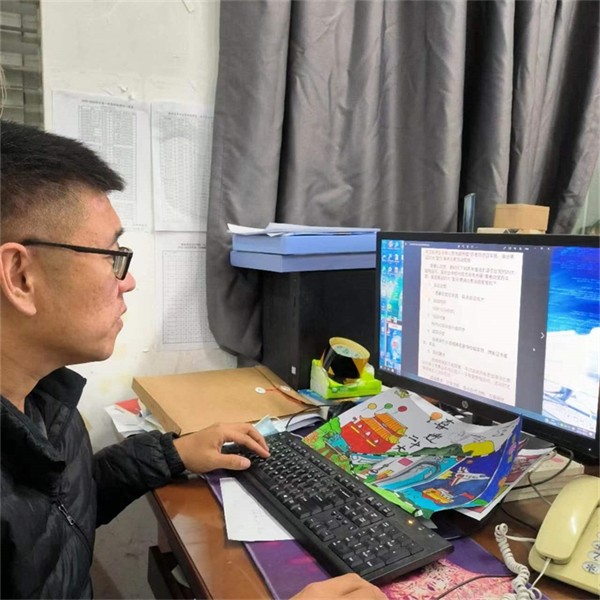 1 学生安保工作科副科长李璐深夜仍在策划学生校园活动方案.jpg