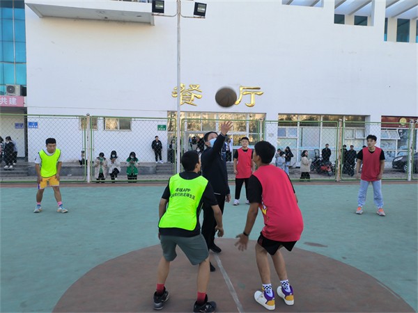 3 学生会文体部组织“喜迎二十大·展望杯”篮球比赛，赵东俭副校长为比赛发球 (2).jpg