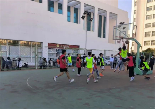 3 学生会文体部组织“喜迎二十大·展望杯”篮球比赛，赵东俭副校长为比赛发球 (1).jpg