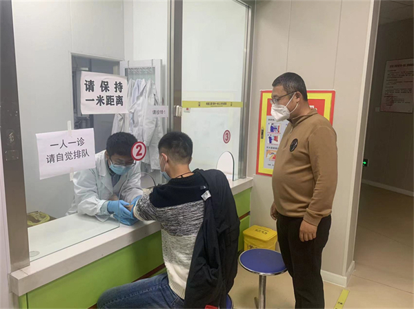 2 班主任郭昊亮老师陪同学生到校医院就诊.jpg