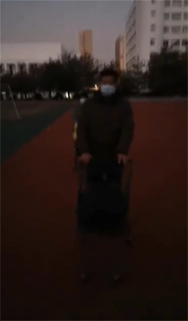 3 凌晨五点，黄东柏科长携班主任运送核酸检测物资.jpg