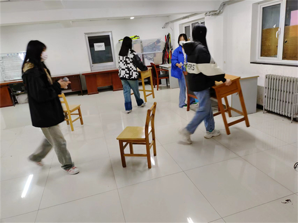 4 天没亮，学生志愿者就开始为核酸检测做准备工作.jpg