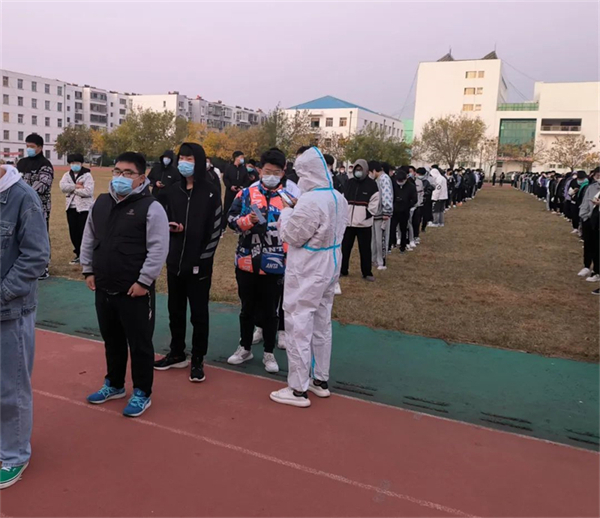 5 天空刚浸透日出限定粉，同学们秩序井然，志愿者协助核酸检测扫码录入信息.jpg