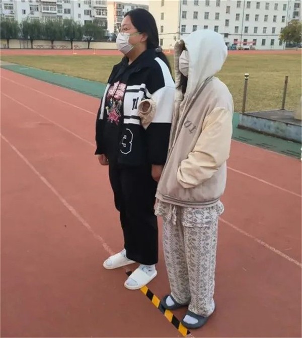 6 团结互助，搀扶崴脚同学做核酸.jpg