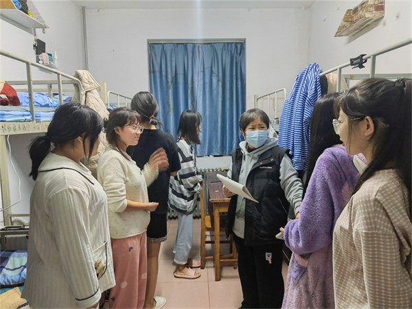 7 班主任曹艳霞老师晚上到宿舍看望学生.jpg