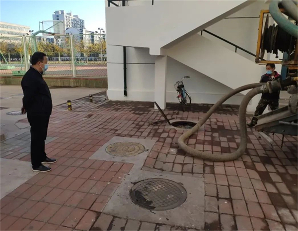 8 污水主管道破裂，学校第一时间联系协调维修，全力为师生服务.jpg