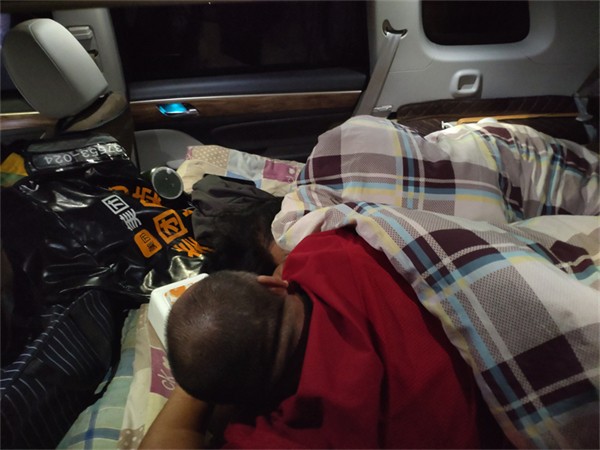 10 食堂工作人员为保证准时供应早餐，避免打扰学生睡觉在车里休息.jpg